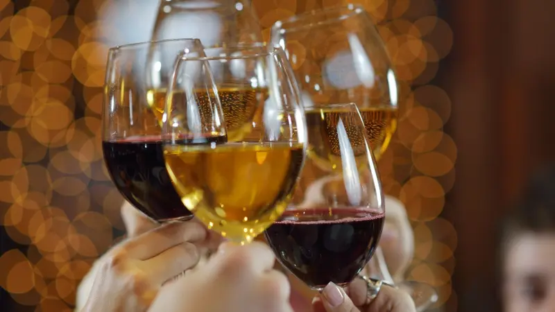 وفاة مراهقة أسترالية ثانية بعد تناولها مشروبات كحولية ملوثة في لاوس