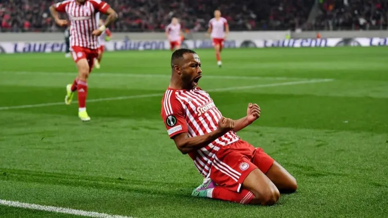 أيوب الكعبي يواصل التوهج بقميص أولمبياكوس اليوناني