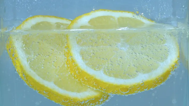 هل حقا يساعد الماء الساخن مع الليمون صباحا بخسارة الوزن؟