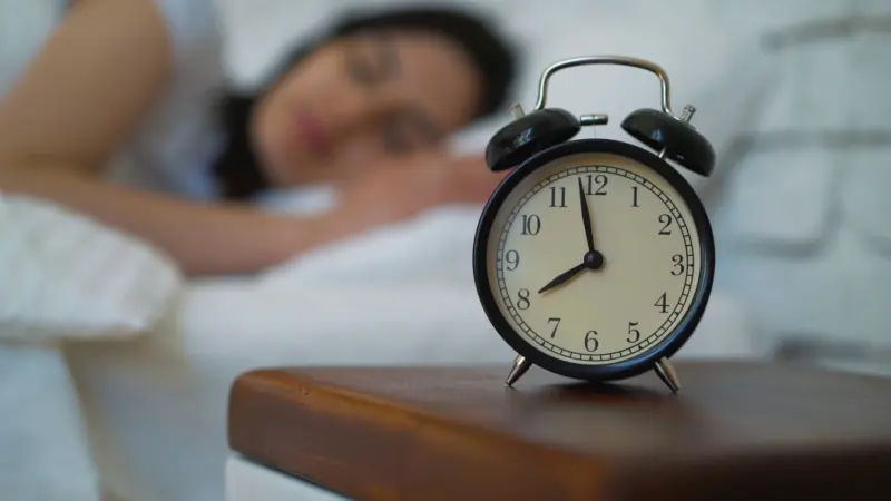 لماذا نستيقظ قبل دقائق من رنين المنبه؟ العلم يكشف السبب