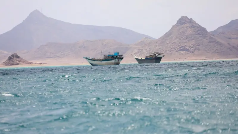 حركة الملاحة تكشف الفرق.. هرمز شبه خالٍ وباب المندب يستعيد نشاطه