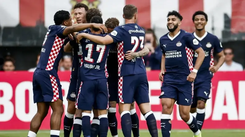 أيندهوفن ينتزع لقب الدوري الهولندي مستغلا سقوط أياكس الدرامي