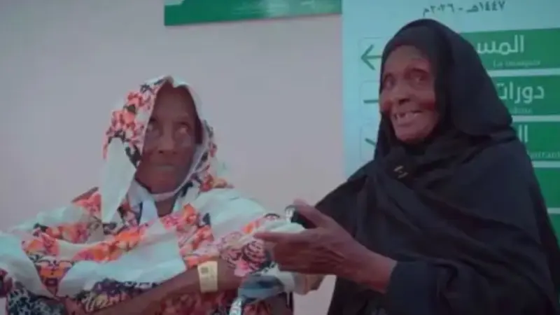 فيديو - رحلة استثنائية.. سبعينية تخدم والدتها التسعينية في مناسك الحج