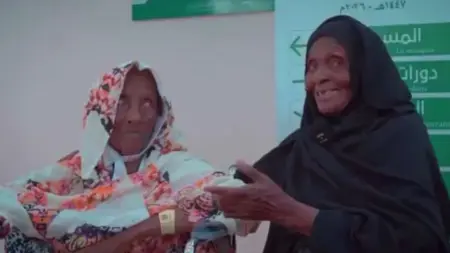 فيديو - رحلة استثنائية.. سبعينية تخدم والدتها التسعينية في مناسك الحج