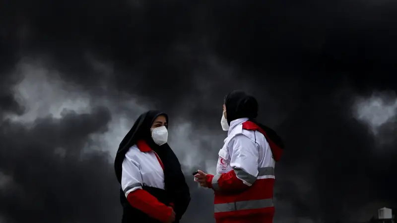 المشهد باختصار: إيران تغرق في السواد.. وترامب "منبهر" بالضربات