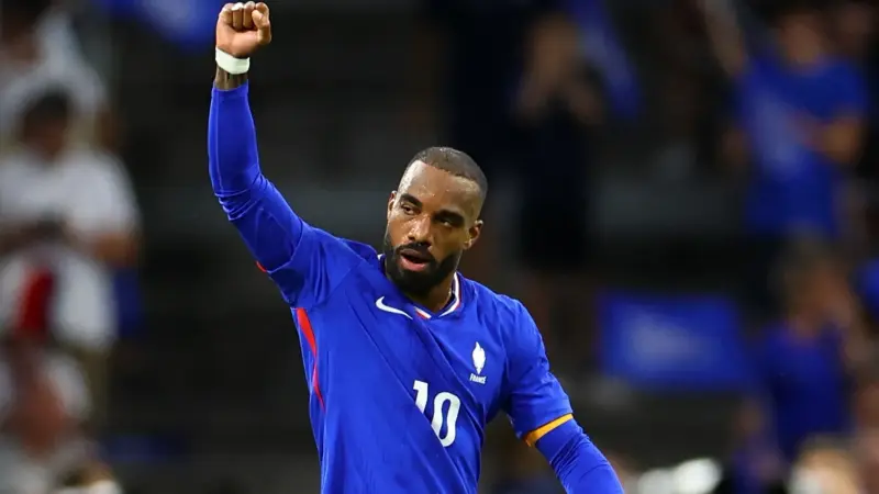 رسميا.. نيوم السعودي يضم المهاجم الفرنسي أليكسندر لاكازيت