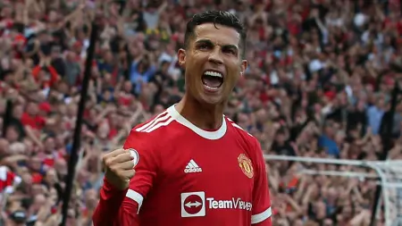 هل يجمع موسم الرياض مانشستر يونايتد ورونالدو مجددًا؟