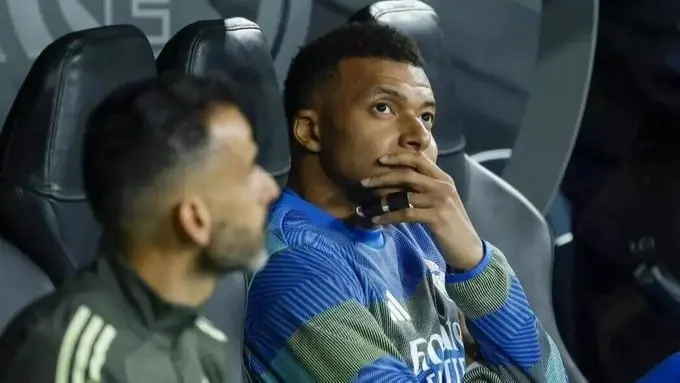 غضب جماهيري عارم يهدد نجوم ريال مدريد وإدارة بيريز (إكس) غضب جماهيري عارم يهدد نجوم ريال مدريد وإدارة بيريز (إكس)