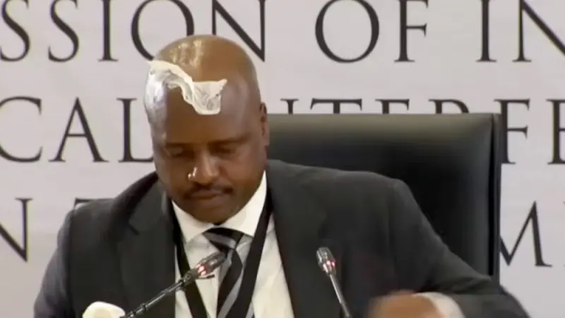 فيديو - لحظة محرجة تهز جلسة تحقيق فساد في جنوب إفريقيا