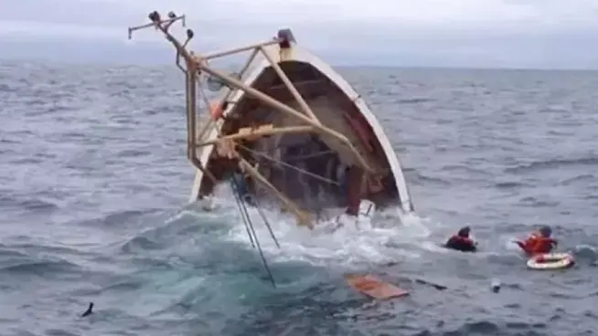 إنقاذ من عليه.. كامل تفاصيل غرق مركب بمنطقة جبل الزيت بالغردقة