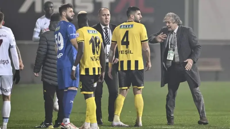 فيديو - دراما الدوري التركي مستمرة.. رئيس نادي ينسحب من ملعب المباراة بعد أيام من واقعة ضرب حكم