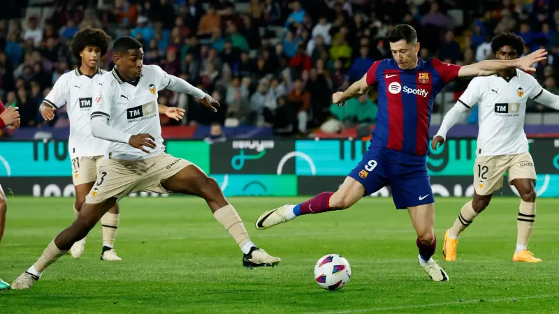 هاتريك ليفاندوفسكي يقود برشلونة للحفاظ على المركز الثاني في الليغا