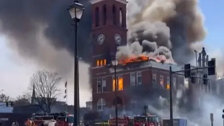 فيديو - اندلاع حريق هائل في المحكمة التاريخية بولاية جورجيا الأميركية