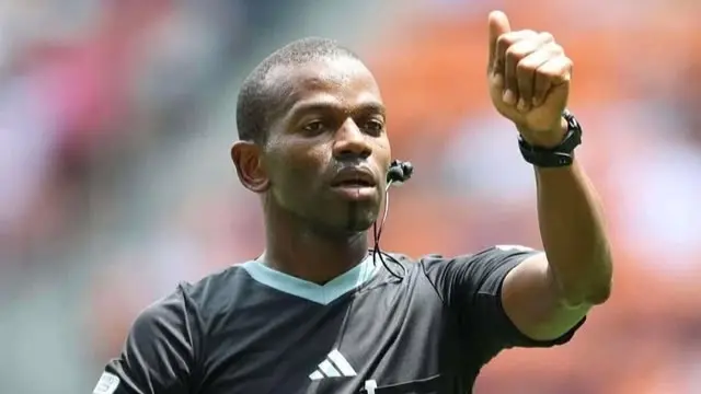 فيديو - سخرية عالمية من الحكم عيسى سي بسبب تصرفه في مباراة الأهلي والترجي