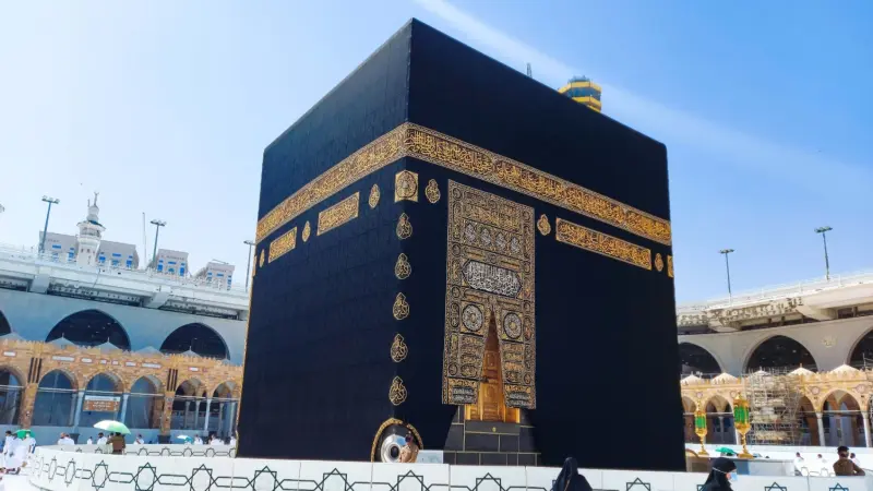 استبدال كسوة الكعبة مع مطلع العام الهجري الجديد