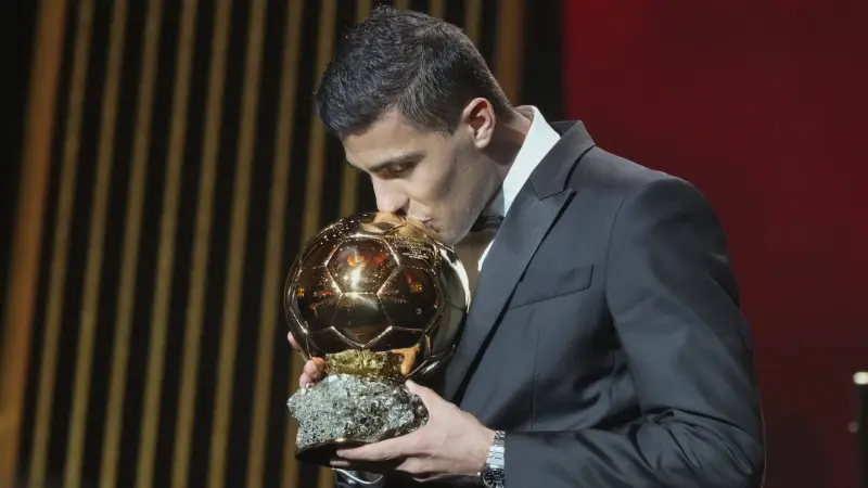 لاعبو ريال مدريد ينتقدون فوز رودري بالكرة الذهبية