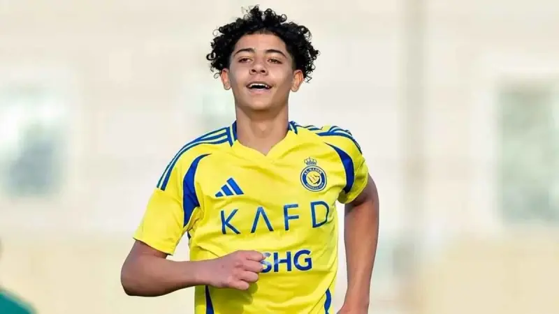 فيديو - على خطى والده.. رونالدو جونيور يخطف الأضواء بمراوغة مذهلة