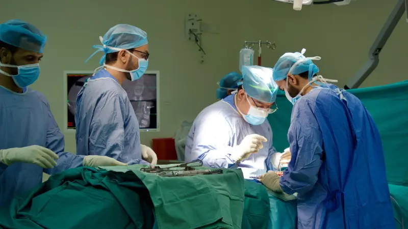 أول عملية من نوعها لعلاج "جنف" الأطفال في سلطنة عُمان