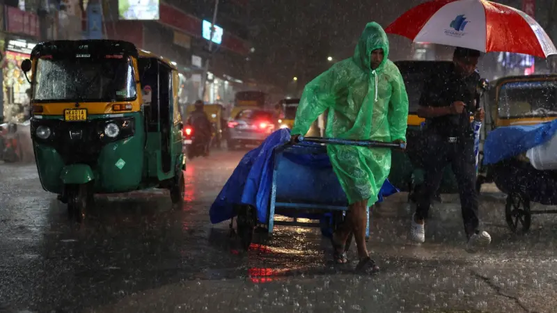 مخاوف من تحول منخفض جوي يقترب من الهند إلى إعصار مدمر