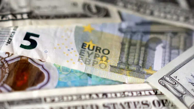 تراجع الدولار وارتفاع اليورو والإسترليني بدعم تباين بيانات أميركية