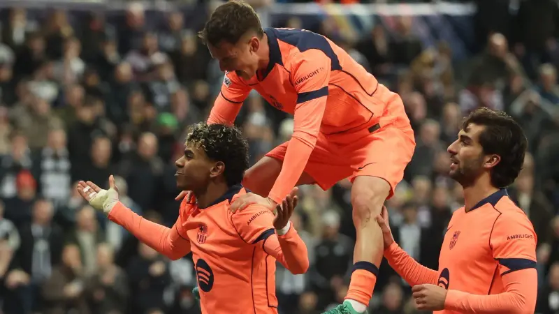 تشكيلة برشلونة اليوم أمام إشبيلية والغيابات.. عودة خوان غارسيا ولامين يامال