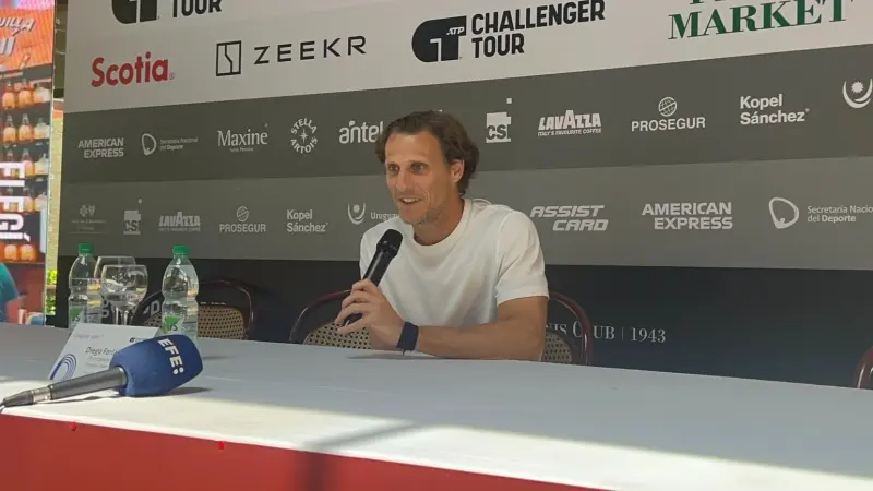 أسطورة الأوروغواي في كرة القدم يبدأ مسيرته في التنس.. ماذا قال؟