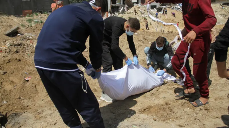 جثامين متحللة وأمراض معدية.. واقع صحي وبيئي خطير في غزة