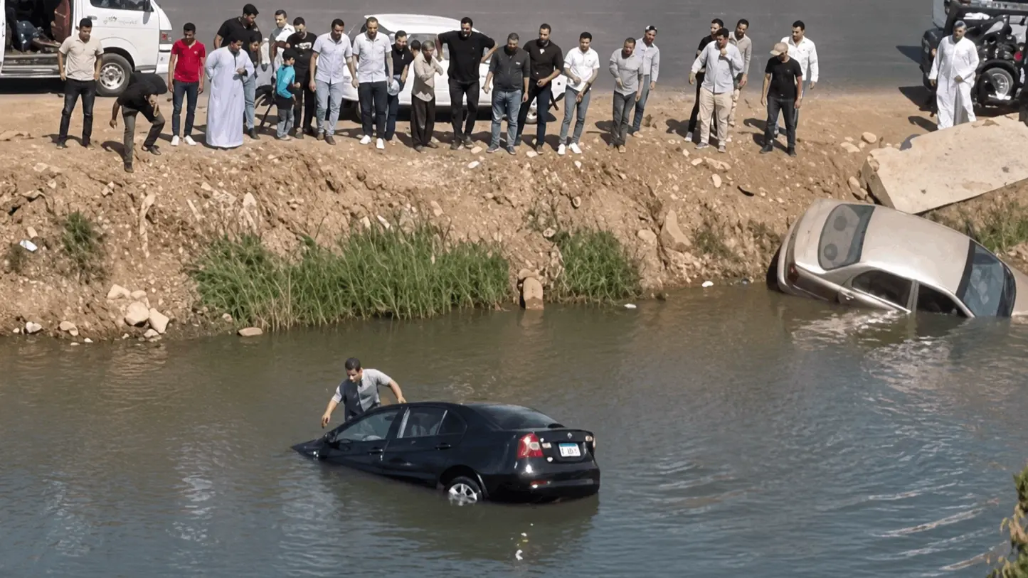 إنقاذ 3 أشخاص من سيارة غرقت في قناة مائية في مصر إنقاذ 3 أشخاص من سيارة غرقت في قناة مائية في مصر