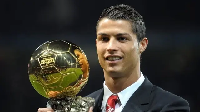 كريستيانو رونالدو حصد جائزة الكرة الذهبية في 2008 مع مانشستر يونايتد (فيسبوك) كريستيانو رونالدو حصد جائزة الكرة الذهبية في 2008 مع مانشستر يونايتد (فيسبوك)