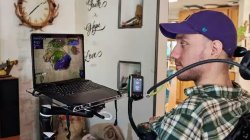 كيف يعيش أوّل شخص زُرعت في دماغه شريحة إيلون ماسك؟