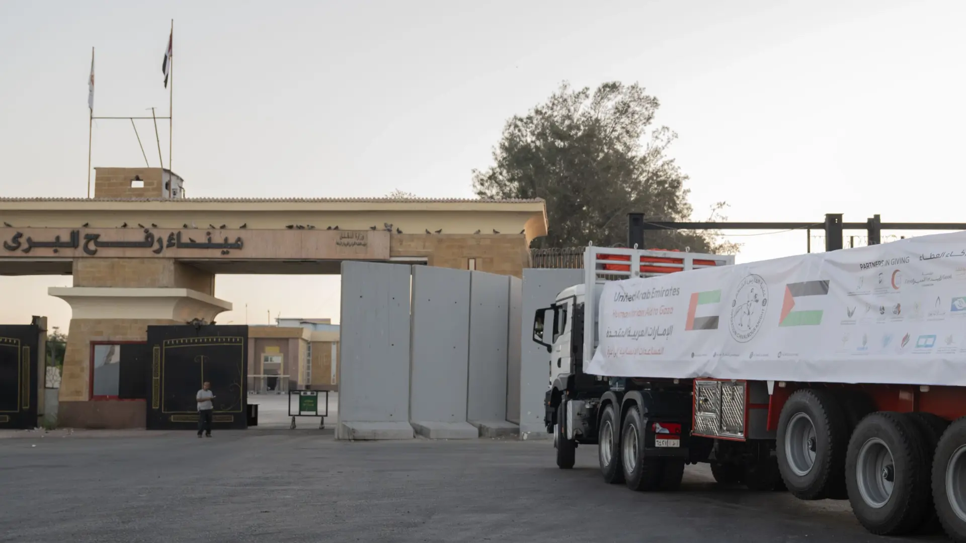 الإمارات واصلت دعم غزة بقوافل مساعدات جديدة الإمارات واصلت دعم غزة بقوافل مساعدات جديدة