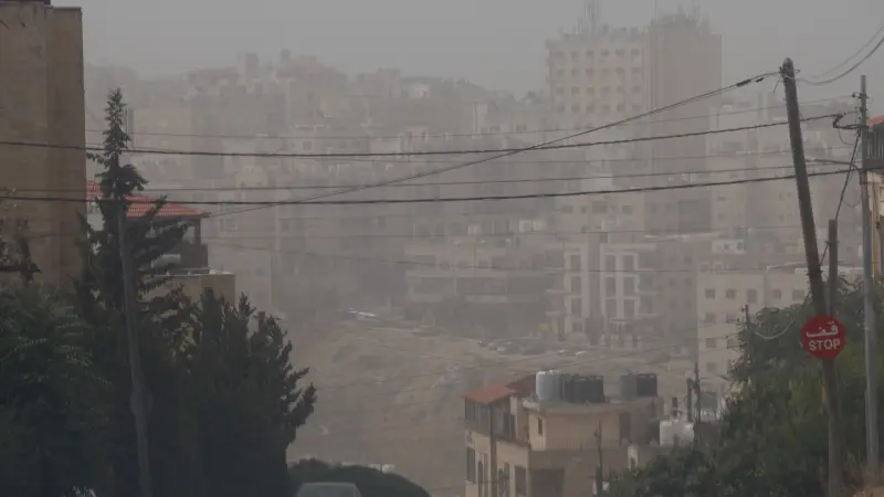 عاصفة رملية تجتاح الأردن وسط حرّ أغسطس اللاهب