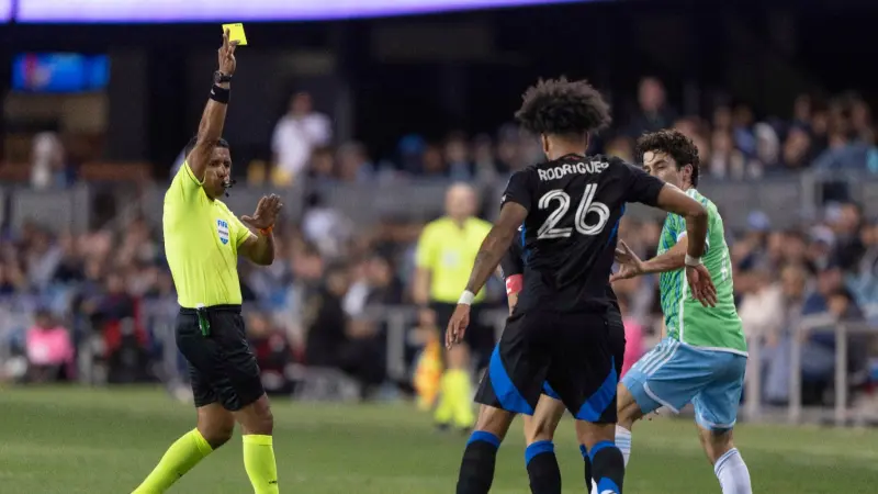 "قضاة الملاعب".. رهائن!