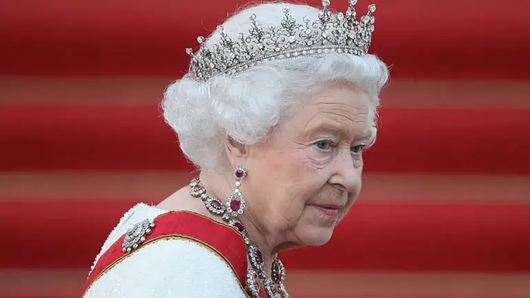 قطع تُعرض للمرة الأولى.. معرض في لندن لأزياء الملكة إليزابيث الثانية