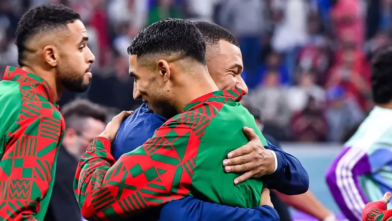 وكيل أشرف حكيمي يفتح النار على والدة مبابي