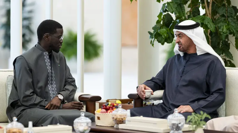 رئيس الإمارات ورئيس السنغال يبحثان تعزيز علاقات التعاون بين البلدين