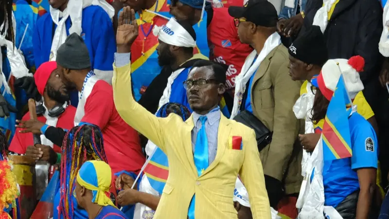 فيديو - تمثال بشري.. ما هي قصة المشجع الذي أحيا ذكرى باتريس لومومبا؟