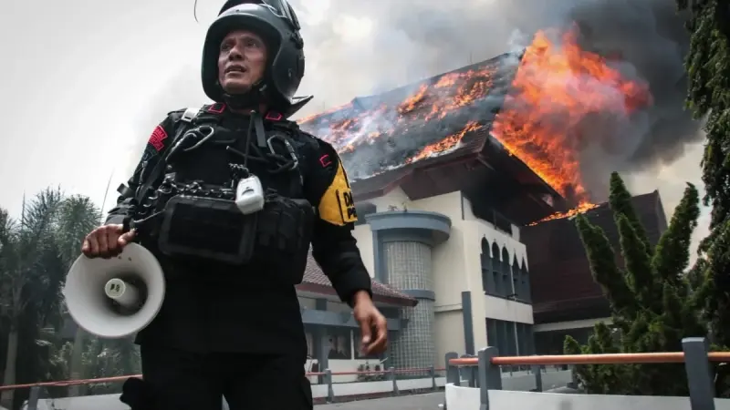 احتجاجات إندونيسيا.. مقتل عامل "ديلفري" يشعل فتيل الشغب في البلاد