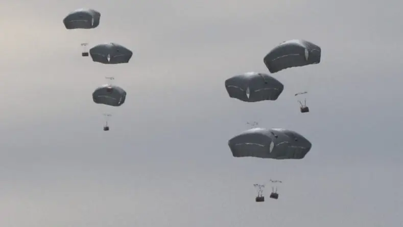 آخر أخبار غزة: البحرين تشارك في إنزال المساعدات فوق غزة - المشهد