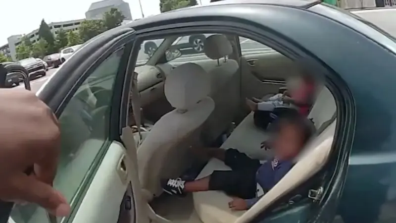 فيديو - إنقاذ درامي لطفلين من سيارة مغلقة في حرارة خانقة