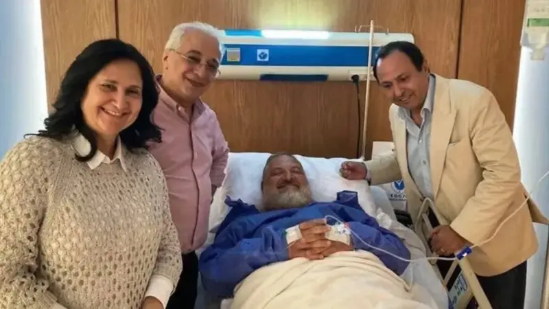 خالد الصاوي يحسم الجدل حول صورته من المستشفى ويكشف حقيقة خضوعه لعملية جراحية