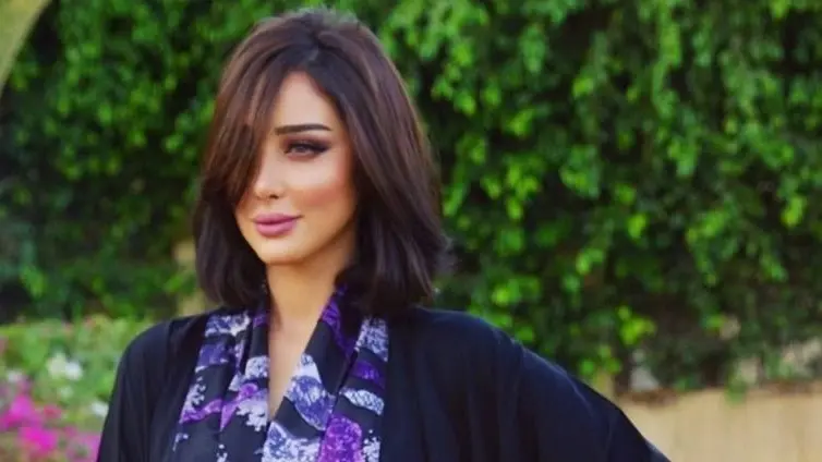 حجاب مع فستان عارٍ.. إطلالة بسمة بوسيل تُثير الجدل