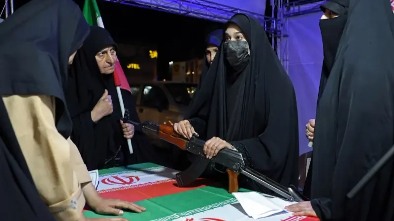 الباسيج ينتشر والمدنيون يتسلحون.. هل تخشى طهران انهيار الداخل؟