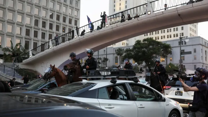 إعلان حظر تجوّل ليلي في المدينة.. ترامب: سنحرر لوس أنجلوس