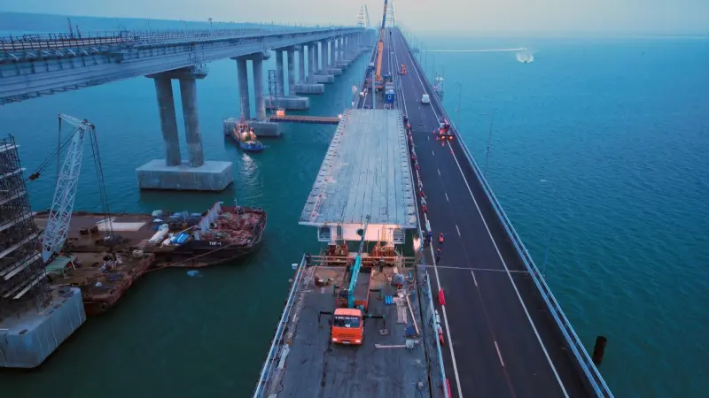 بعد توقف مؤقت.. روسيا تستأنف حركة المرور على جسر القرم