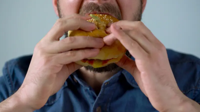 ما علاقة الأطعمة فائقة المعالجة بانخفاض الخصوبة لدى الرجال؟