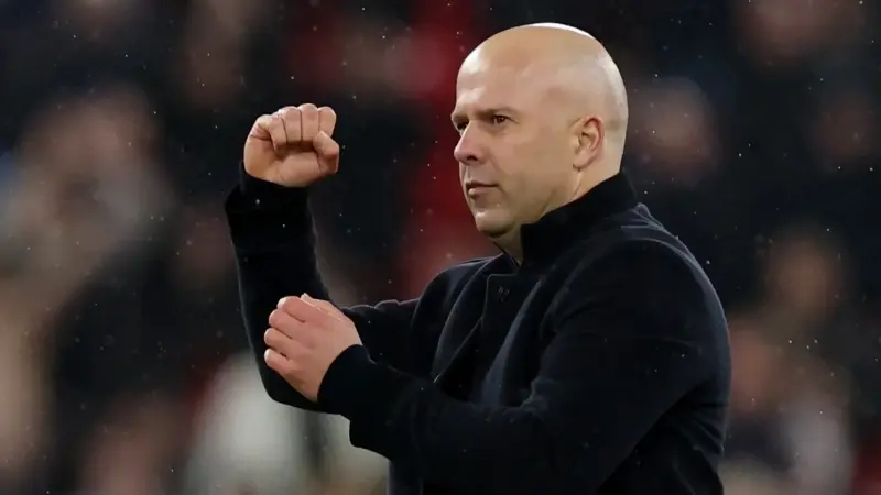 سلوت يشيد بردة فعل ليفربول ويُلمّح لتعزيزات دفاعية بعد الفوز على نيوكاسل