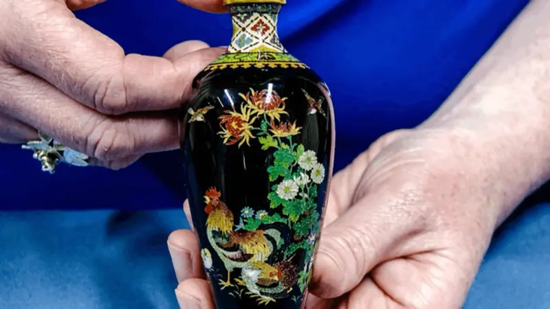 مزهرية بحجم اليد تباع بمبلغ كبير.. ما القصة؟