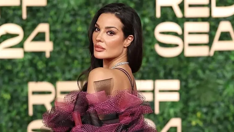 صور نادين نسيب نجيم في السعودية.. إطلالة جريئة تخطف الأنظار