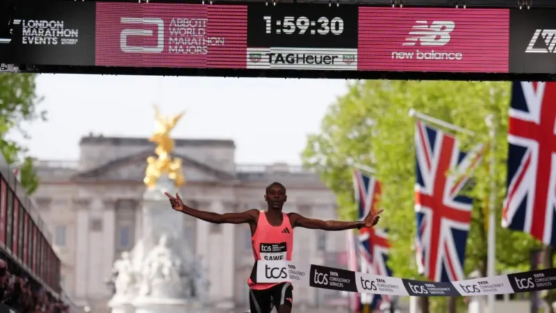 إنجاز تاريخي في ماراثون لندن.. ساوي يكسر حاجز الساعتين